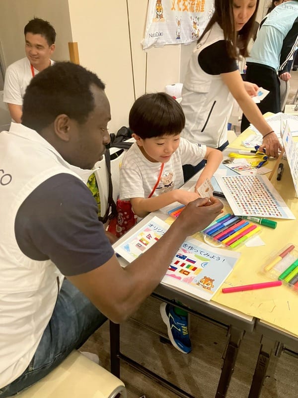 外国人と交流する子どもたち