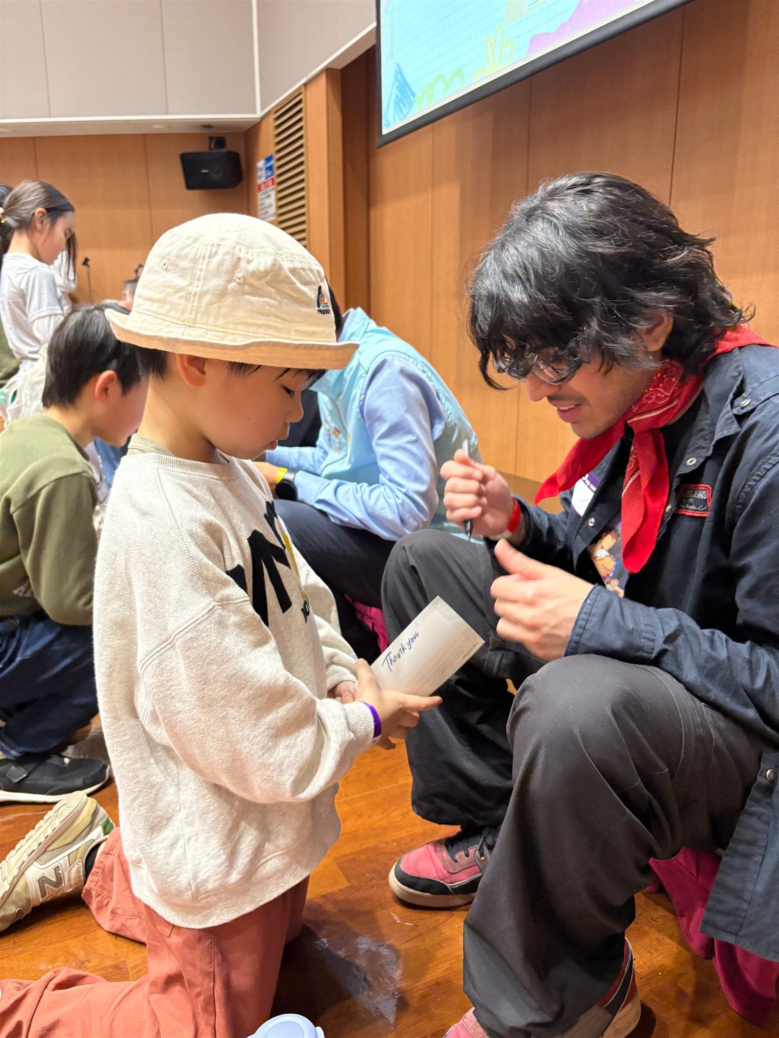 子どもたちと外国人メンバーが一緒に遊ぶ様子